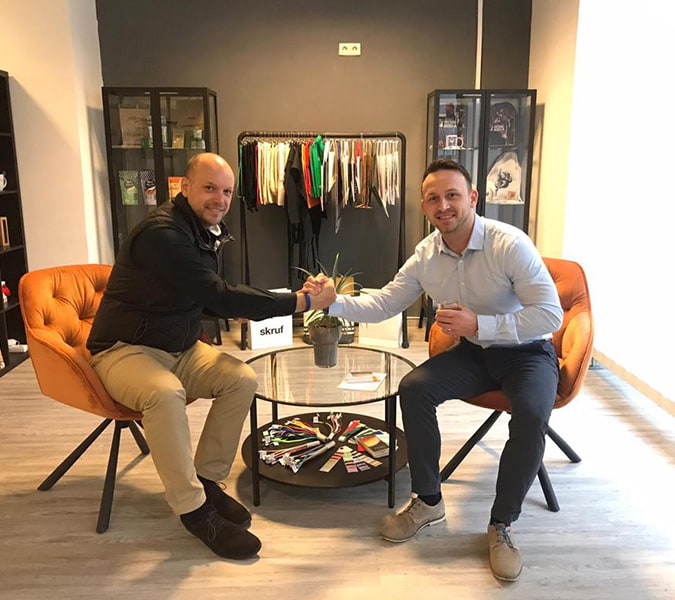 KRONOS Circle Meilensteine Geschäftsführer & Co. mit aufeinander gelegten Händen