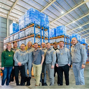 KRONOS Circle TeamMitarbeiter mit verschiedenen Produkten in den Händen